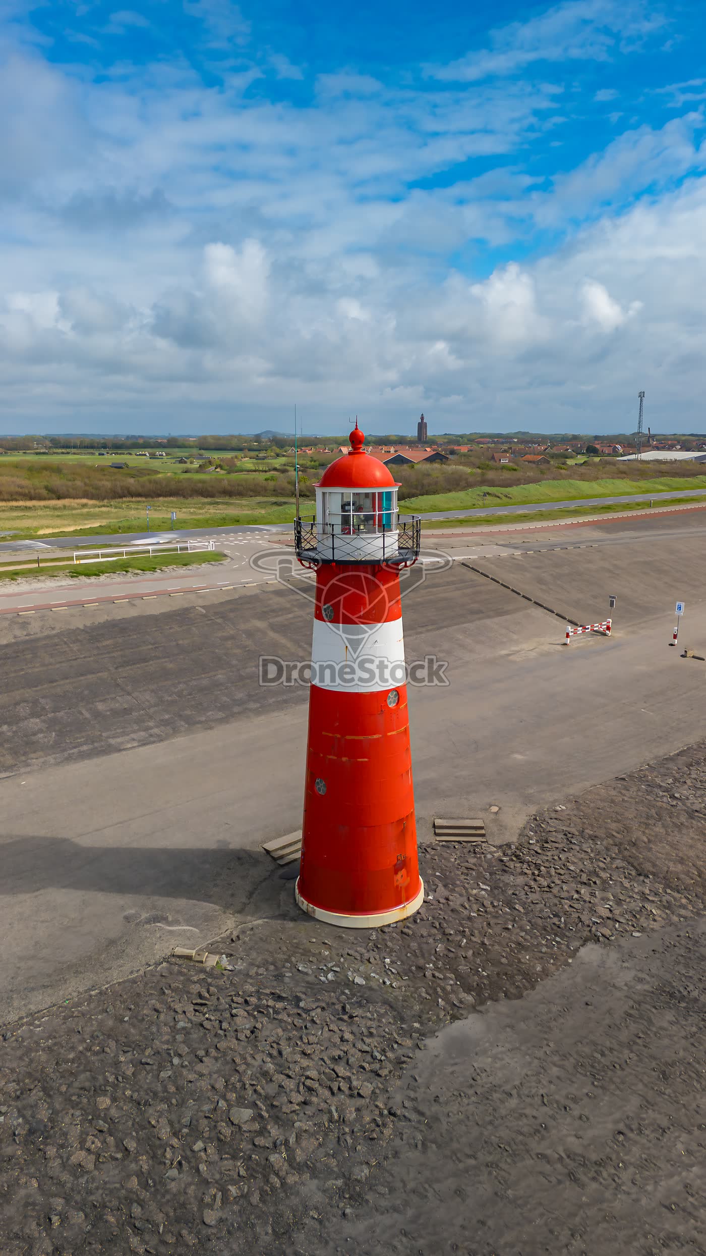Vuurtoren Noorderhoofd met dorpsgezicht Westkapelle op de achtergrond