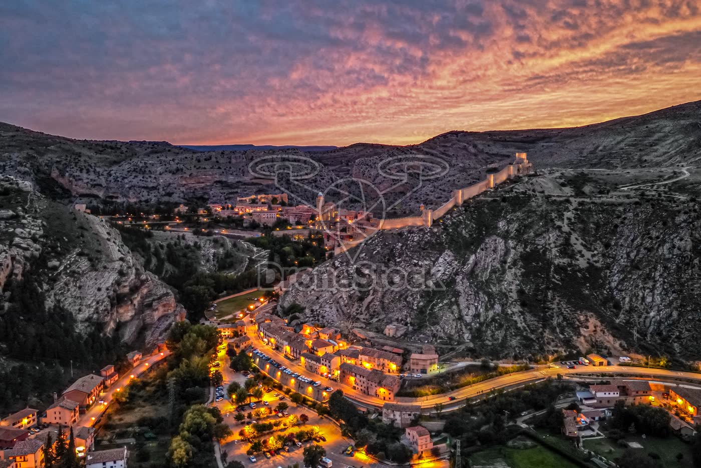 Albarracin, het roze dorp, bij nacht in Spanje
