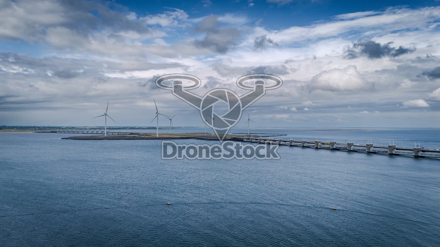Oosterscheldekering met windturbines