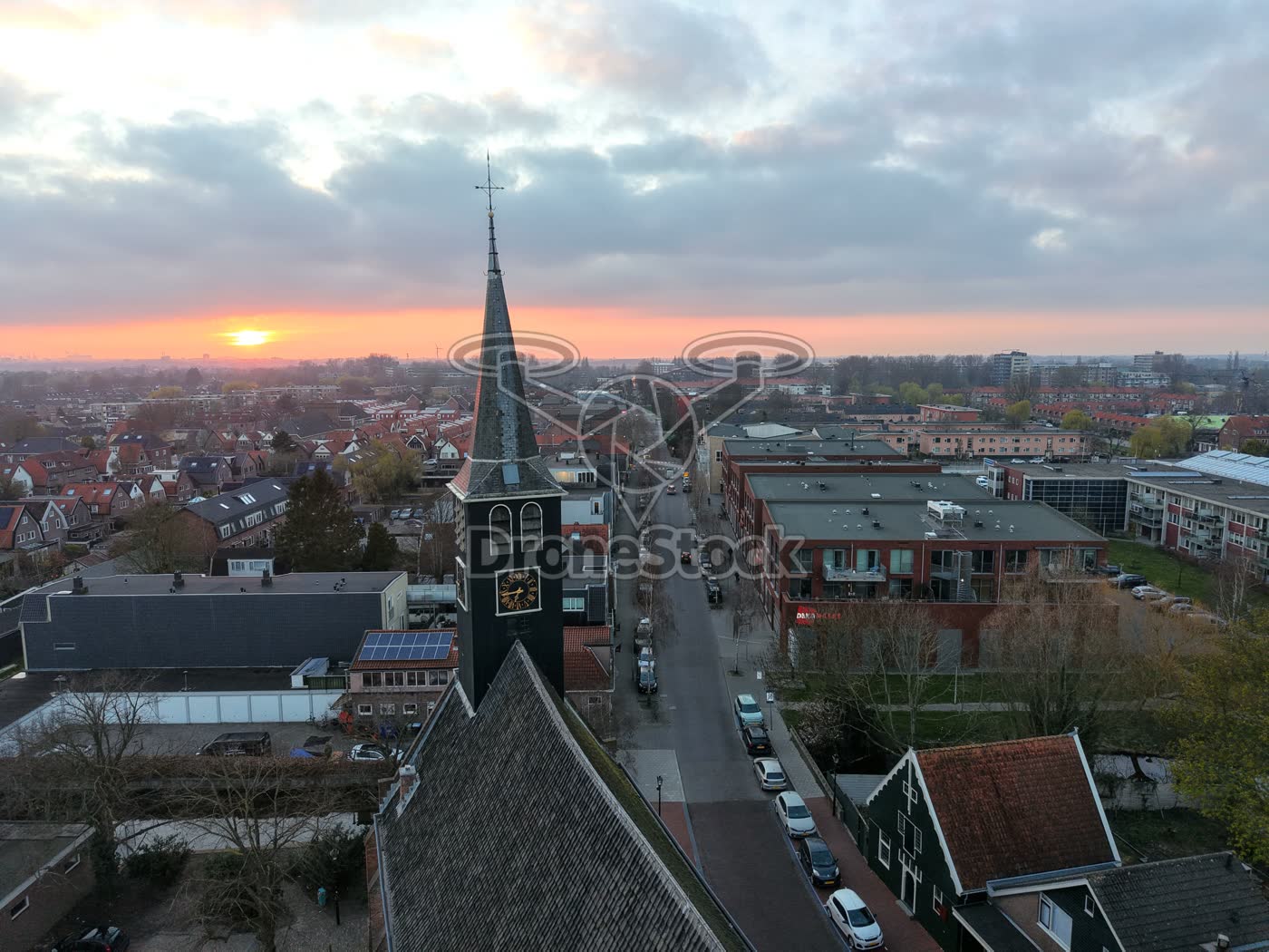 Nicolaaskerk Krommenie bij zonsondergang 2