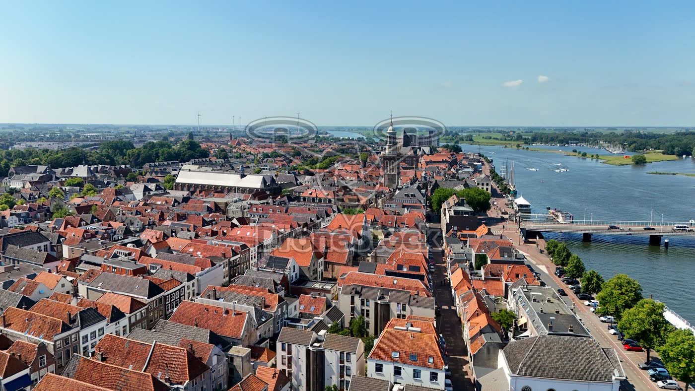 Nieuwe Toren boven Kampen centrum