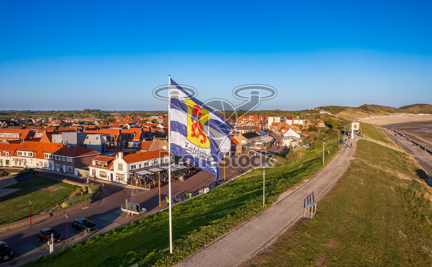 Kustdorp Zoutelande en zeedijk met de wapperende dorpsvlag
