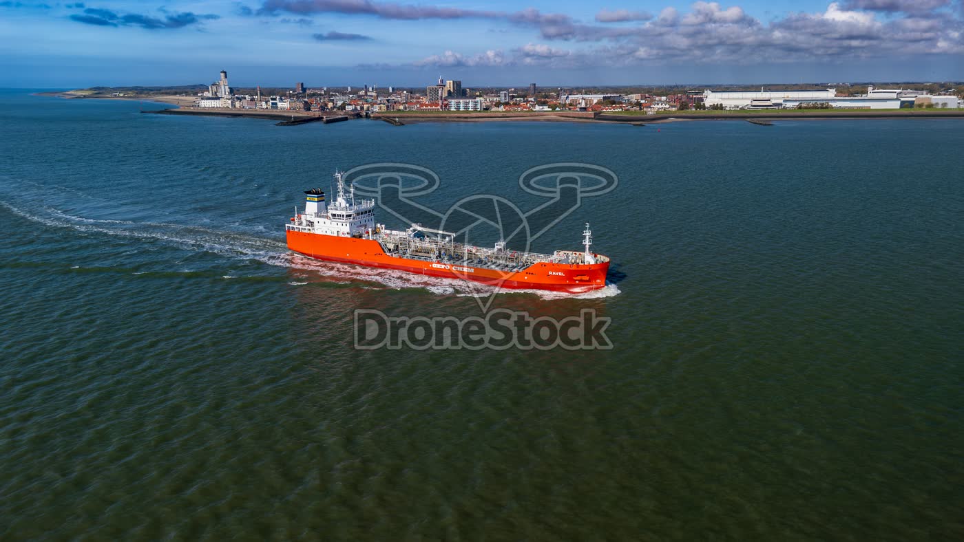 Panorama van Vlissingen met varende tanker Ravel op de Westerschelde bij Vlissingen