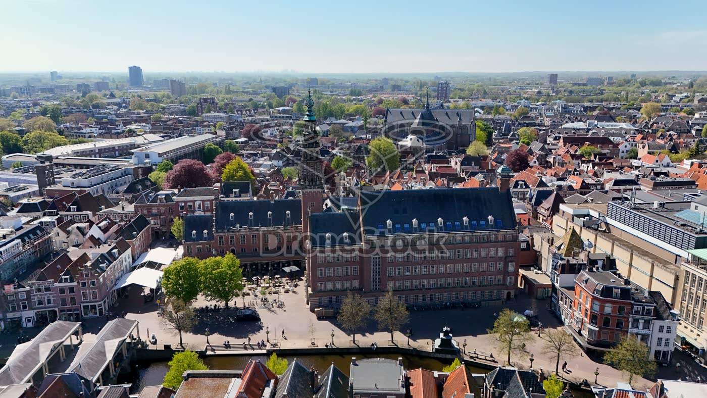 Stadhuis van Leiden vanaf plein