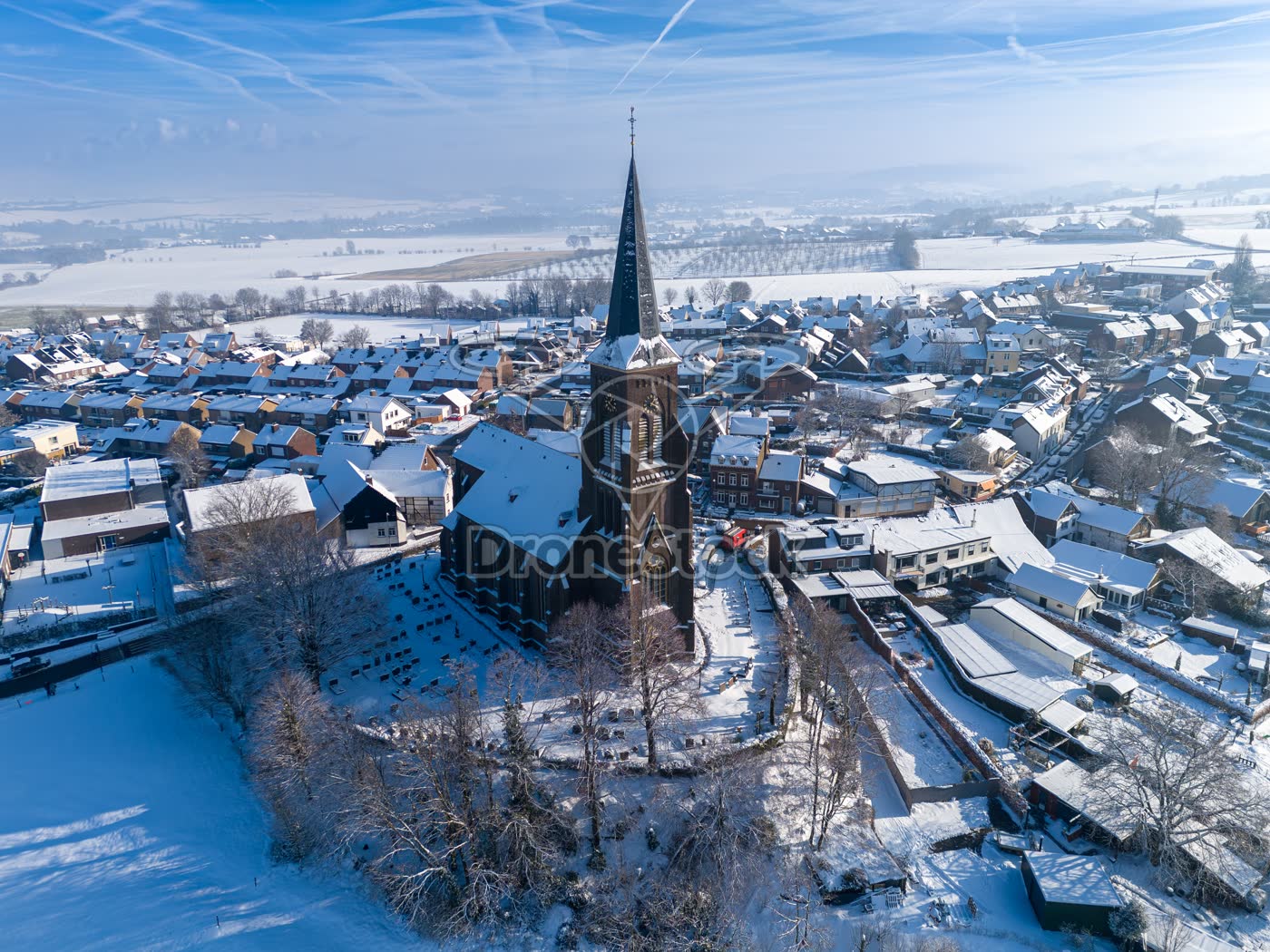 Bovenaanzicht van de Sint-Martinuskerk Vijlen in de sneeuw