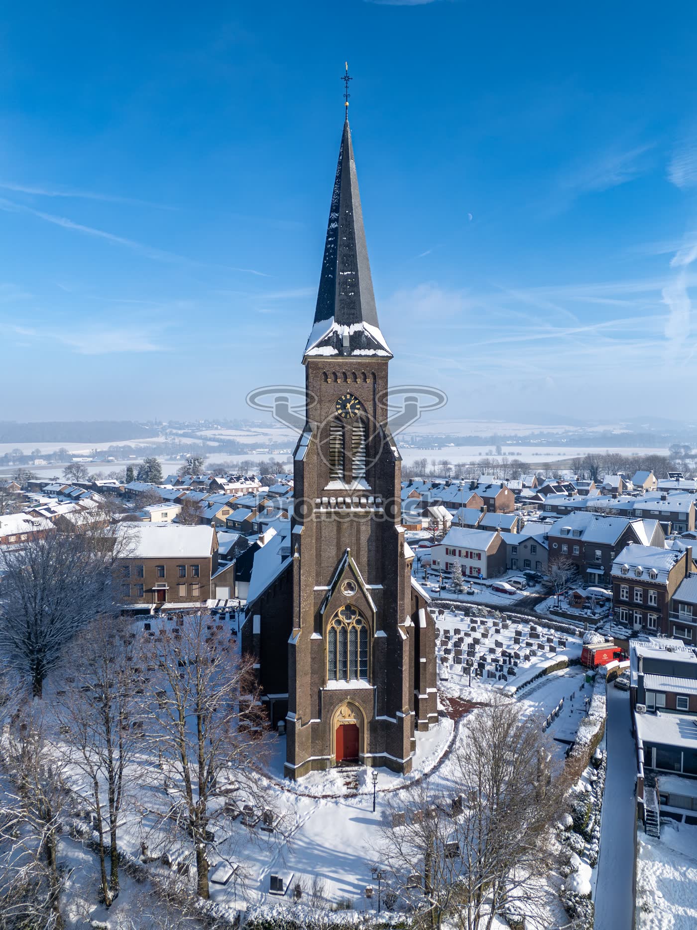 Frontaal zicht op de Sint-Martinuskerk in sneeuwbedekt Vijlen