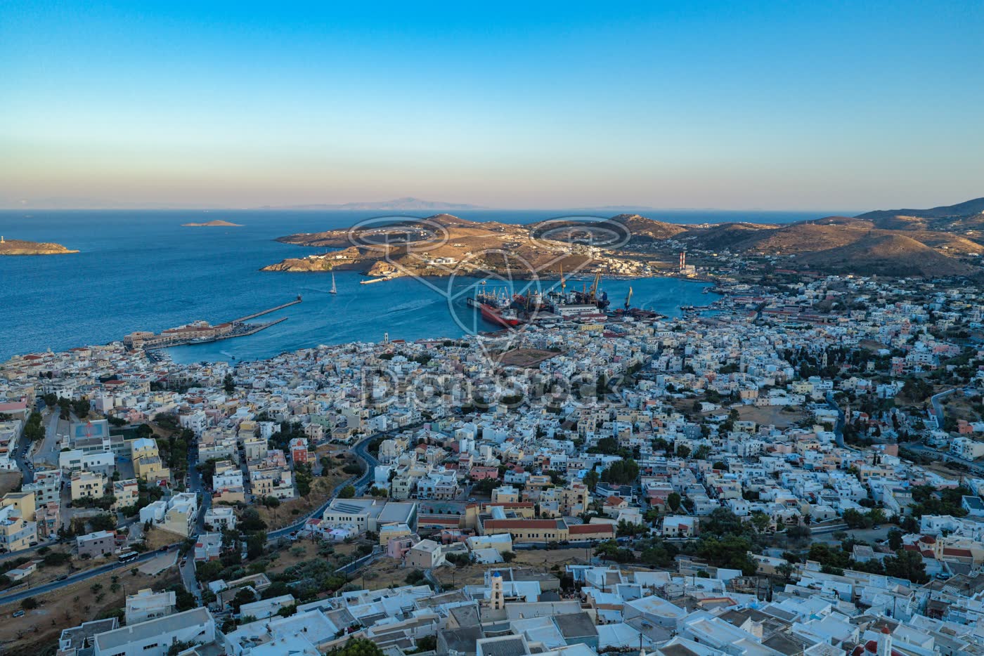 Panoramisch uitzicht op de historische heuvelbebouwing van Ermoupoli op het eiland Syros 2