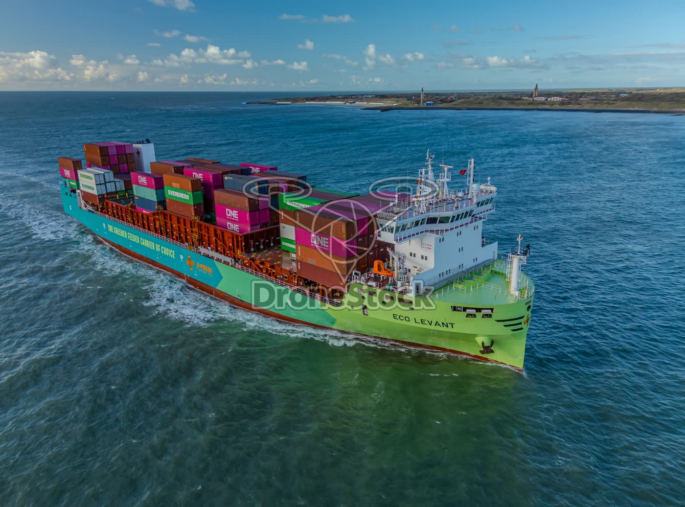 Schuin vooraanzicht containerschip Eco Levant voor de Zeeuwse kust