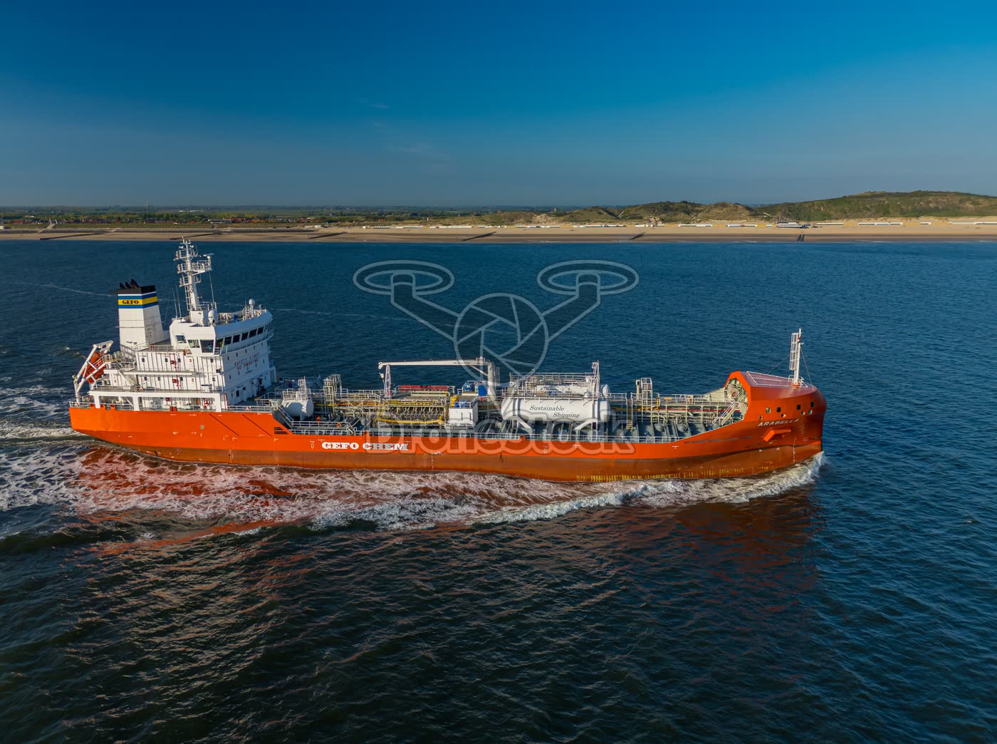 Zijaanzicht van de chemicalien-tanker Arabella bij zoutelande