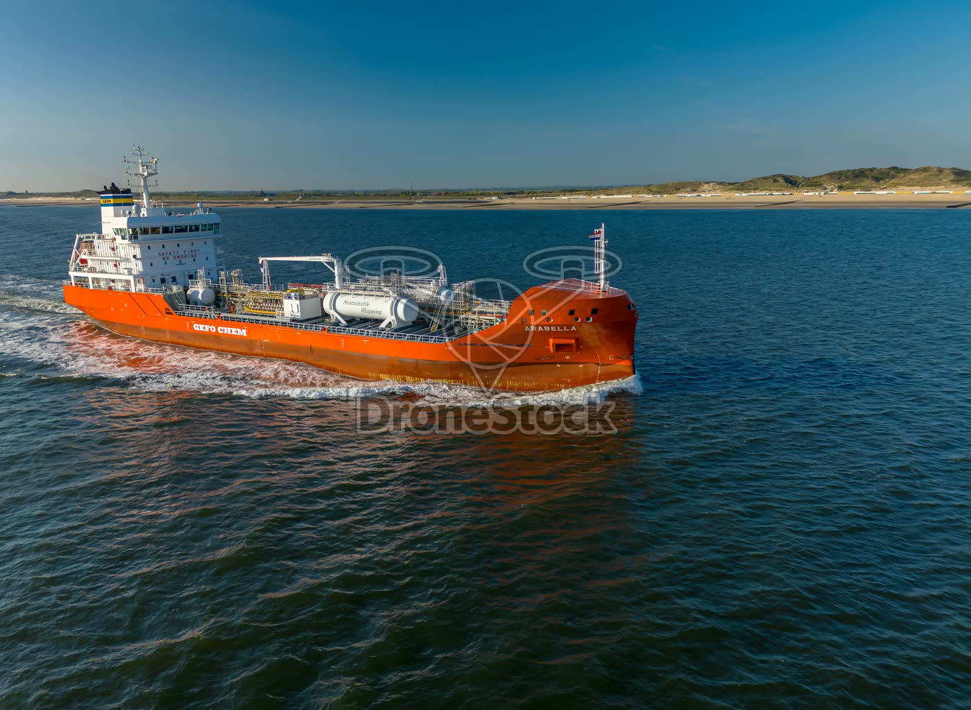 Tanker Arabella nadert de kust van Zoutelande