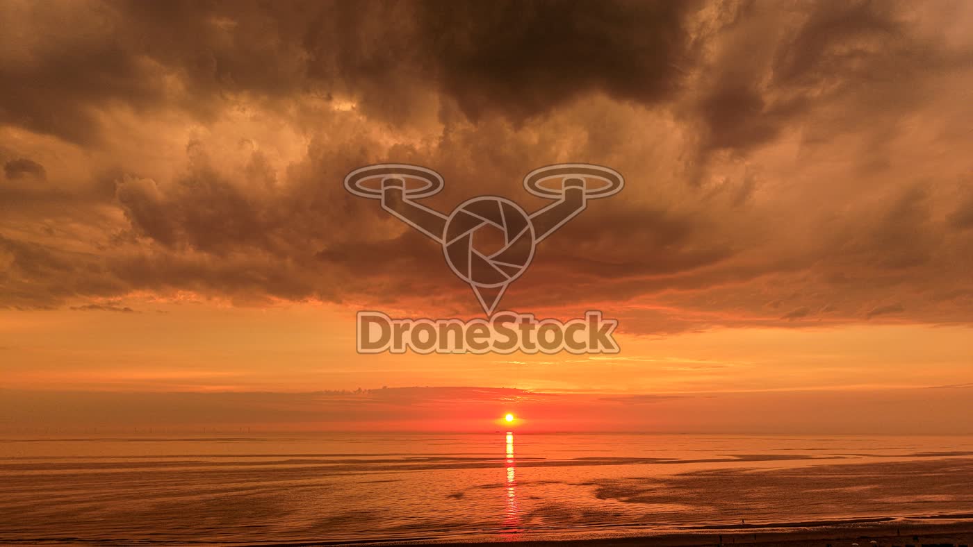 Zonsondergang strand Zandvoort voor hevige onweersbui