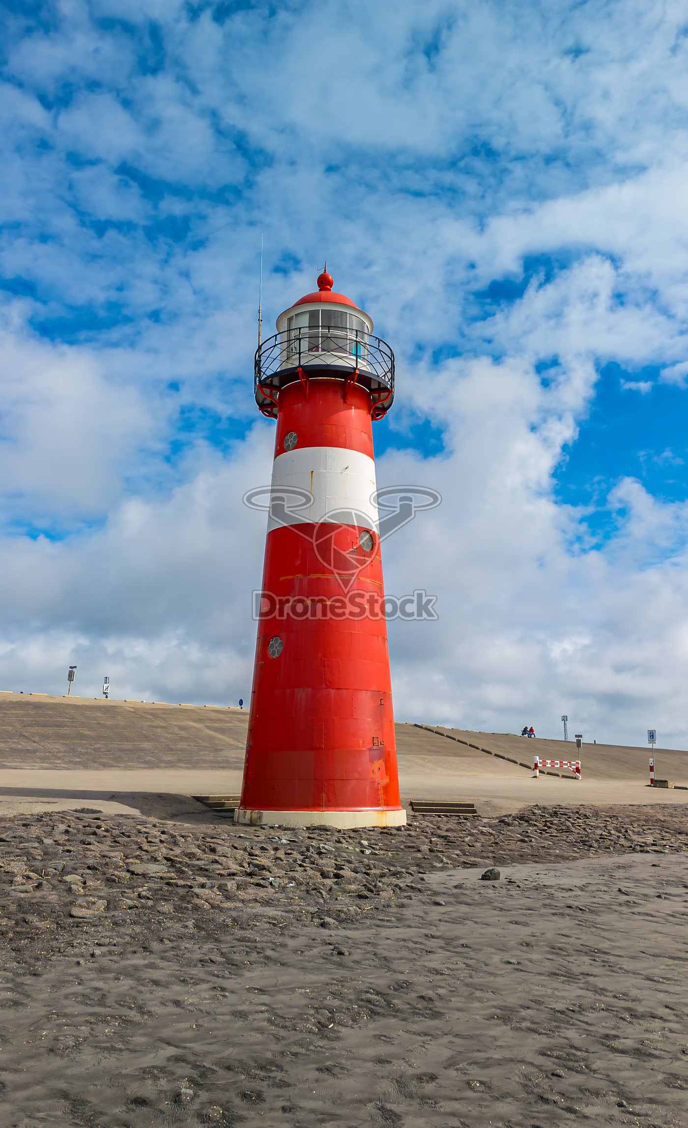 Vuurtoren Noorderhoofd vanaf de steenglooiing van de dijk