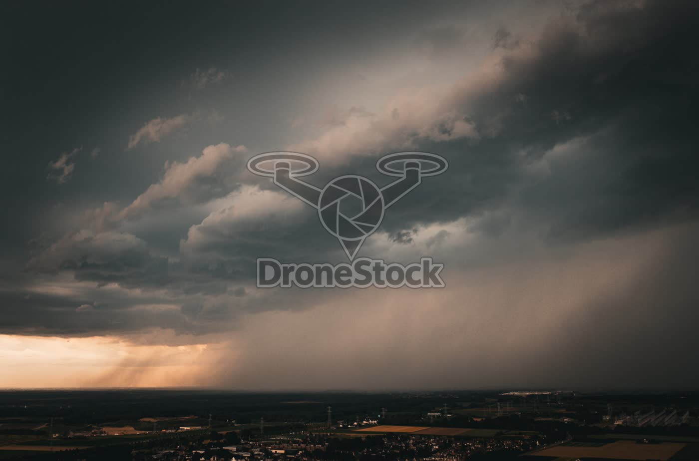 Zware regenbui boven Linne