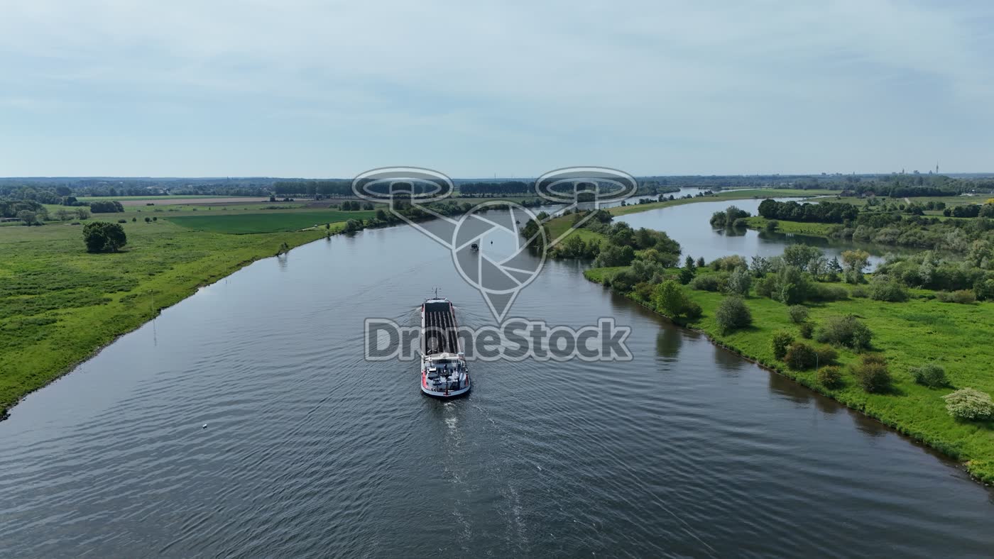 Binnenschip op de Maas