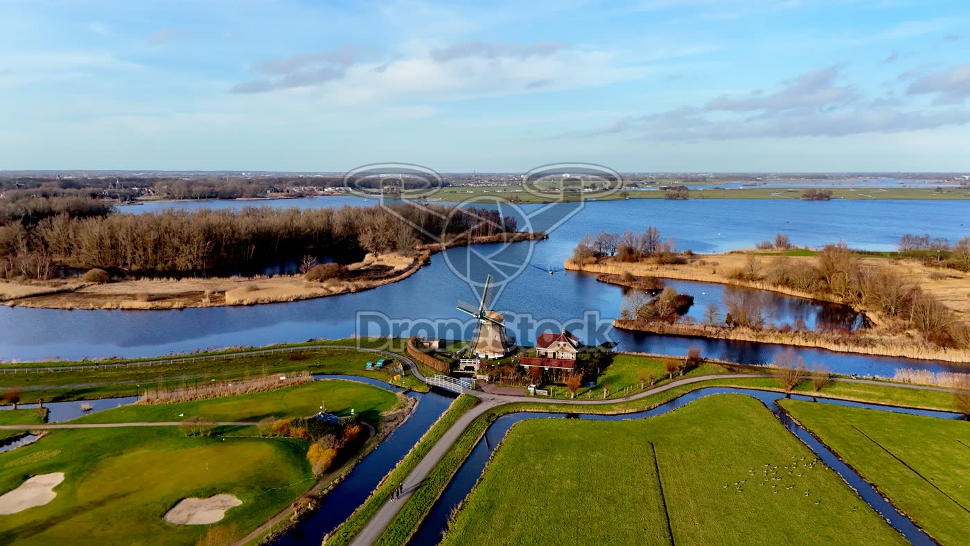 Leiden - Warmond Broekdijkmolen en Het Joppe op de achtergrond