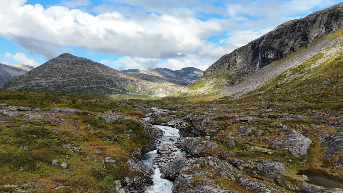 Bergvallei met stroom en waterval