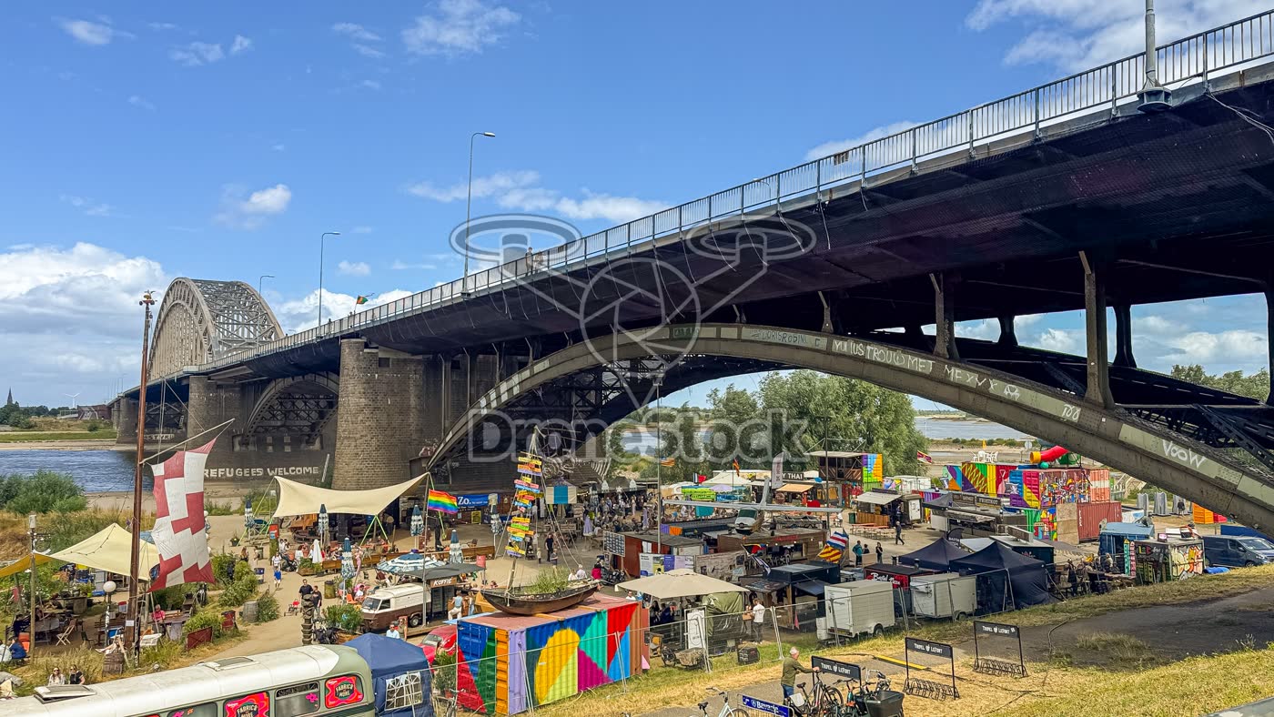 Waalbrug bij Kaaij met markt