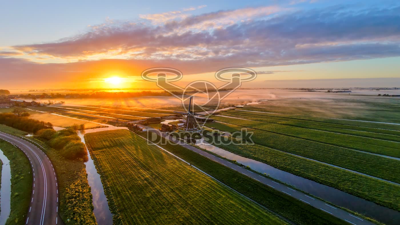 Windmolen boven mistig polderland