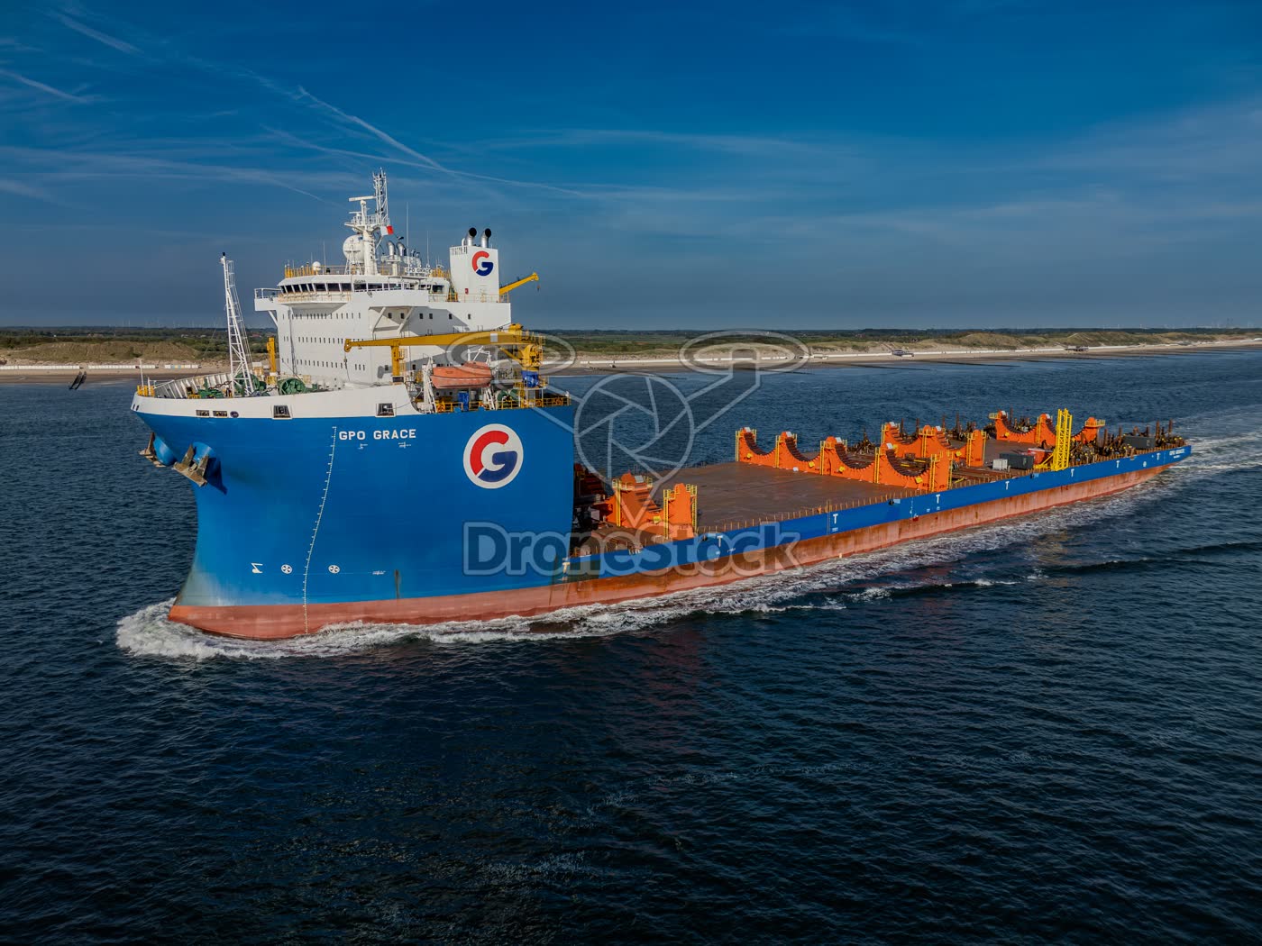 Zij-aanzicht van het dek van zwaarliftschip GPO Grace