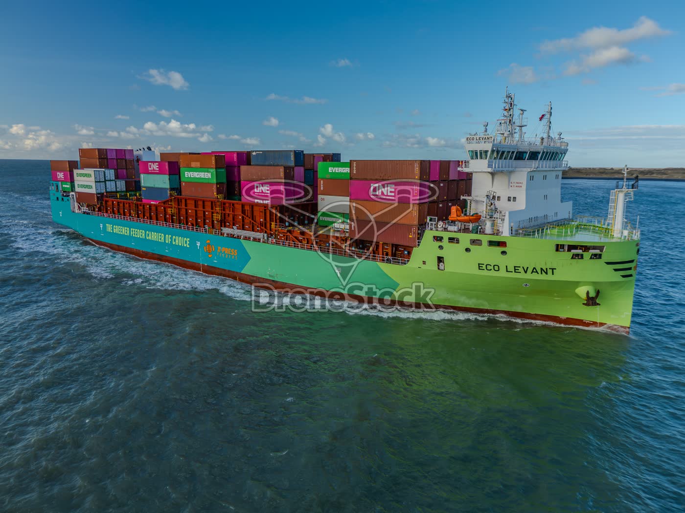 Drone-overzichtsfoto varend containerschip Eco Levant op de Noordzee