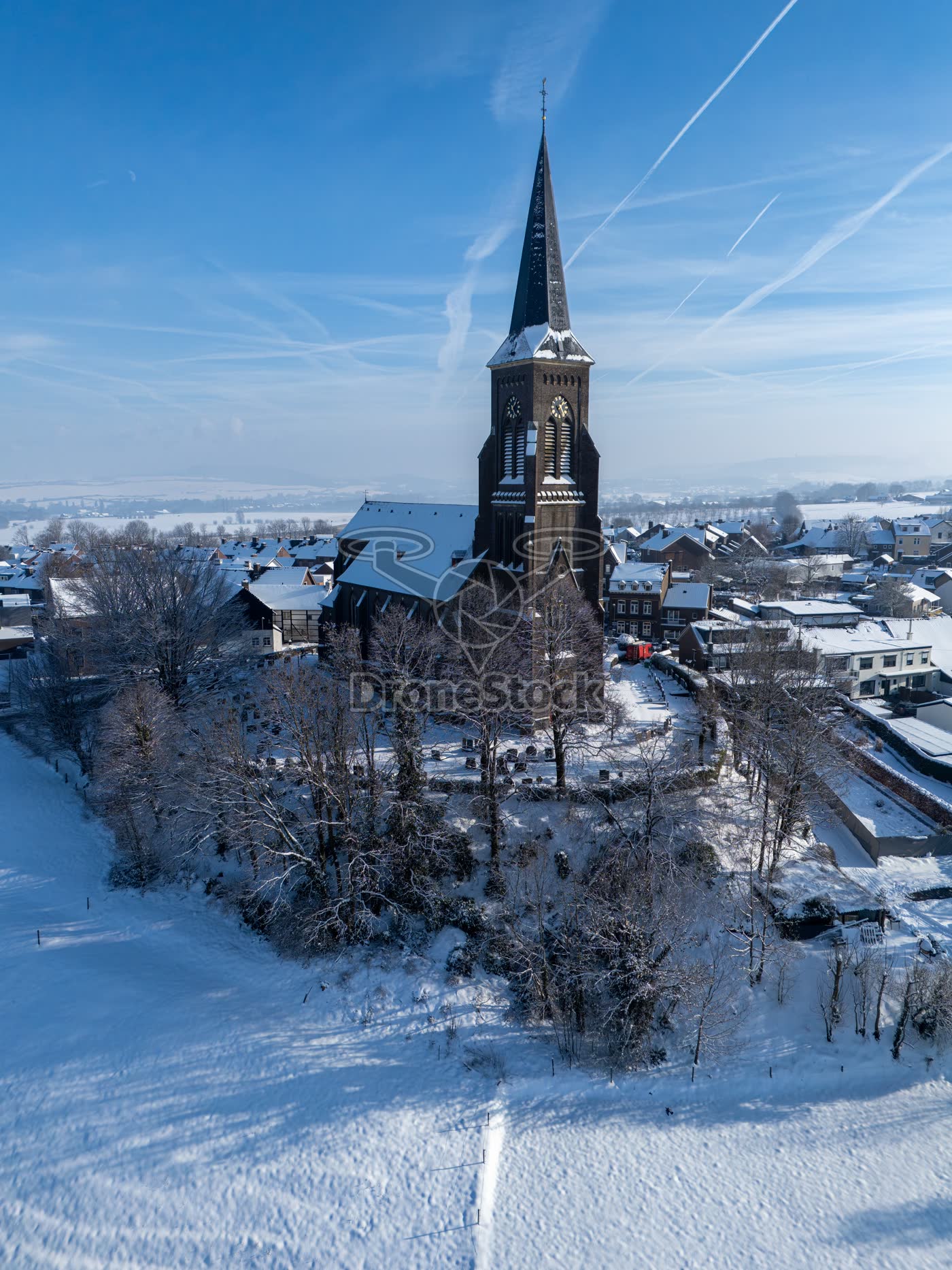 Sint-Martinuskerk in Vijlen in de besneeuwde dorpskern