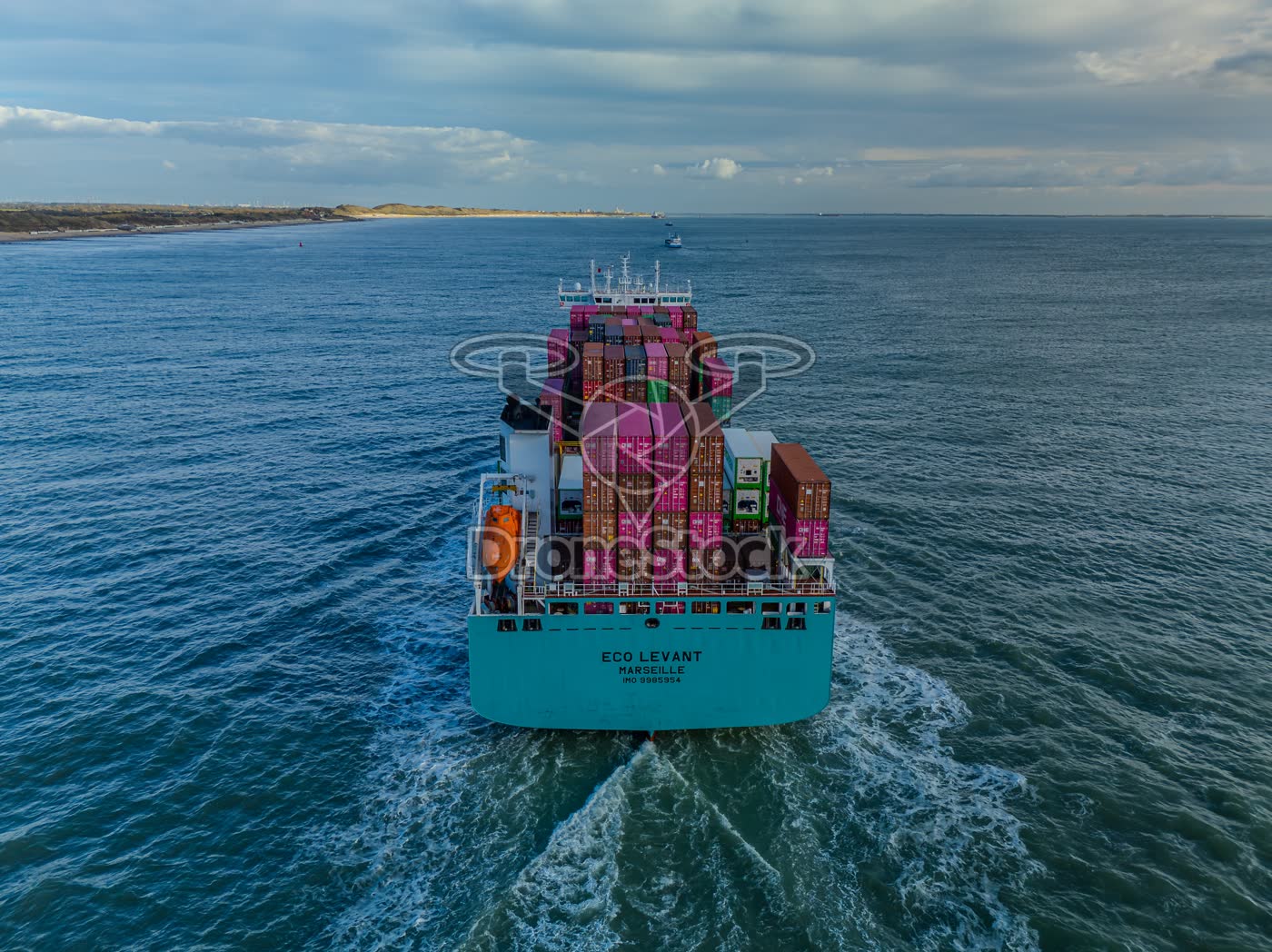 Achteraanzicht containerschip Eco Levant varend op open zee