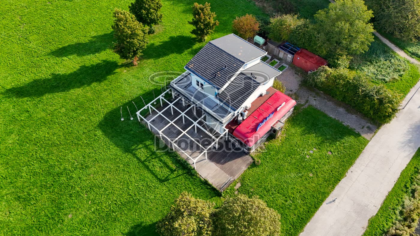 Parkpaviljoen met rood afdak Almere