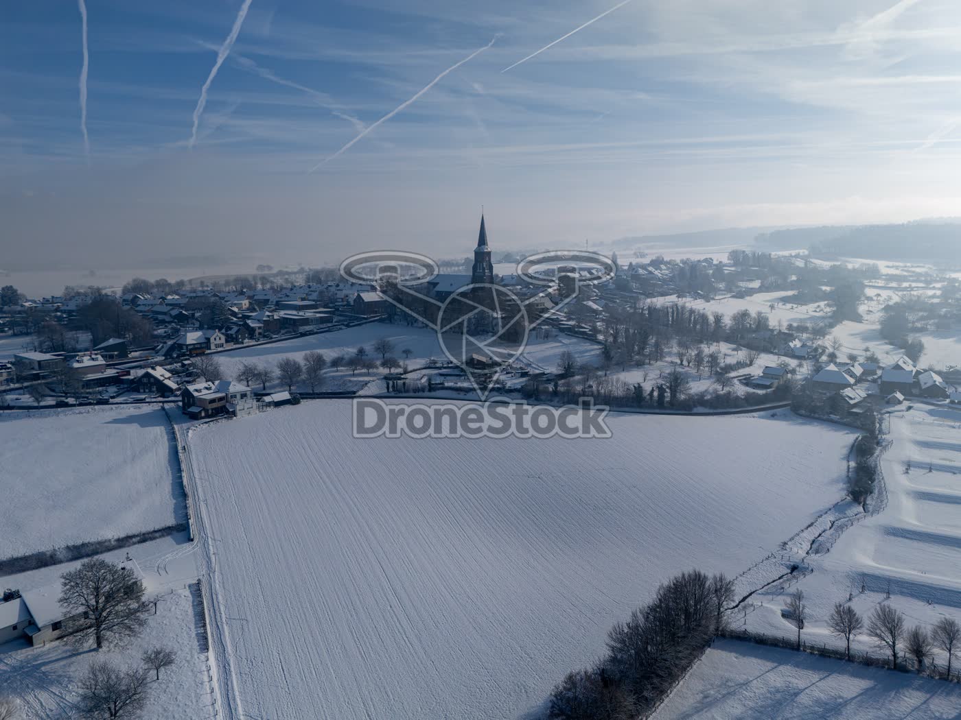 Vijlen en de Sint-Martinus kerk in een wit heuvellandschap