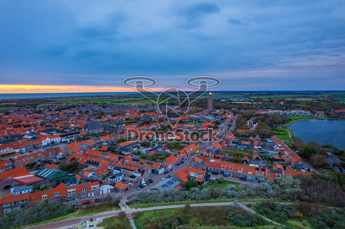 Panorama-luchtfoto van Westkapelle met de kreek en 't Hoge Licht