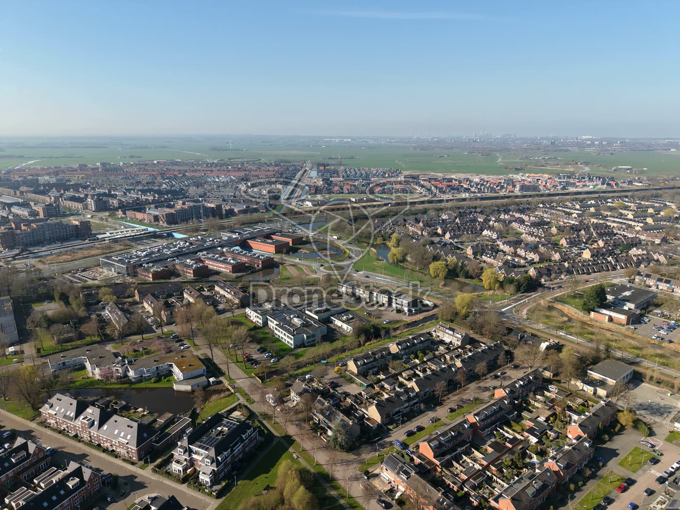 Woonwijk met watergangen in Krommenie