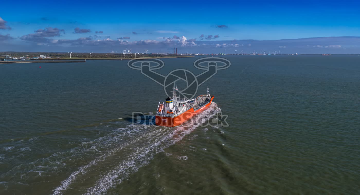 Achteraanzicht van tanker Ravel varend richting de Vlissingse windparken