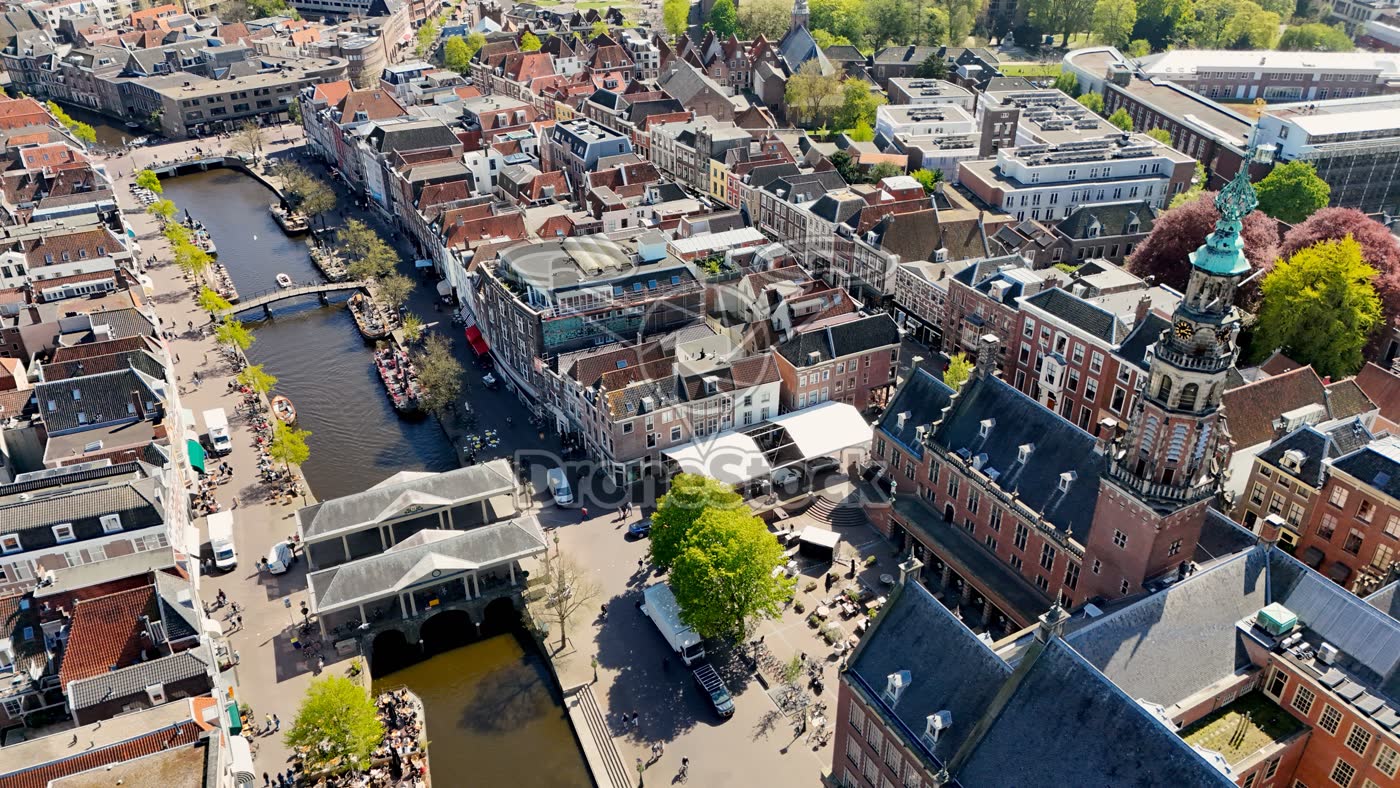 Leidse binnenstad met gracht en toren