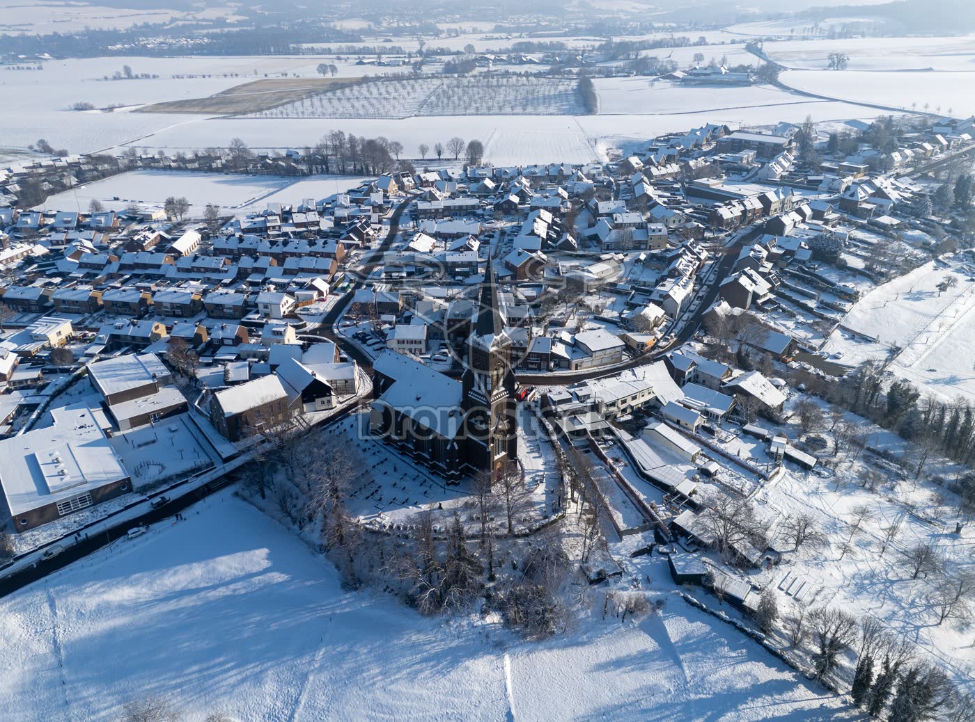Totaaloverzicht van het bergdorp Vijlen in de sneeuw
