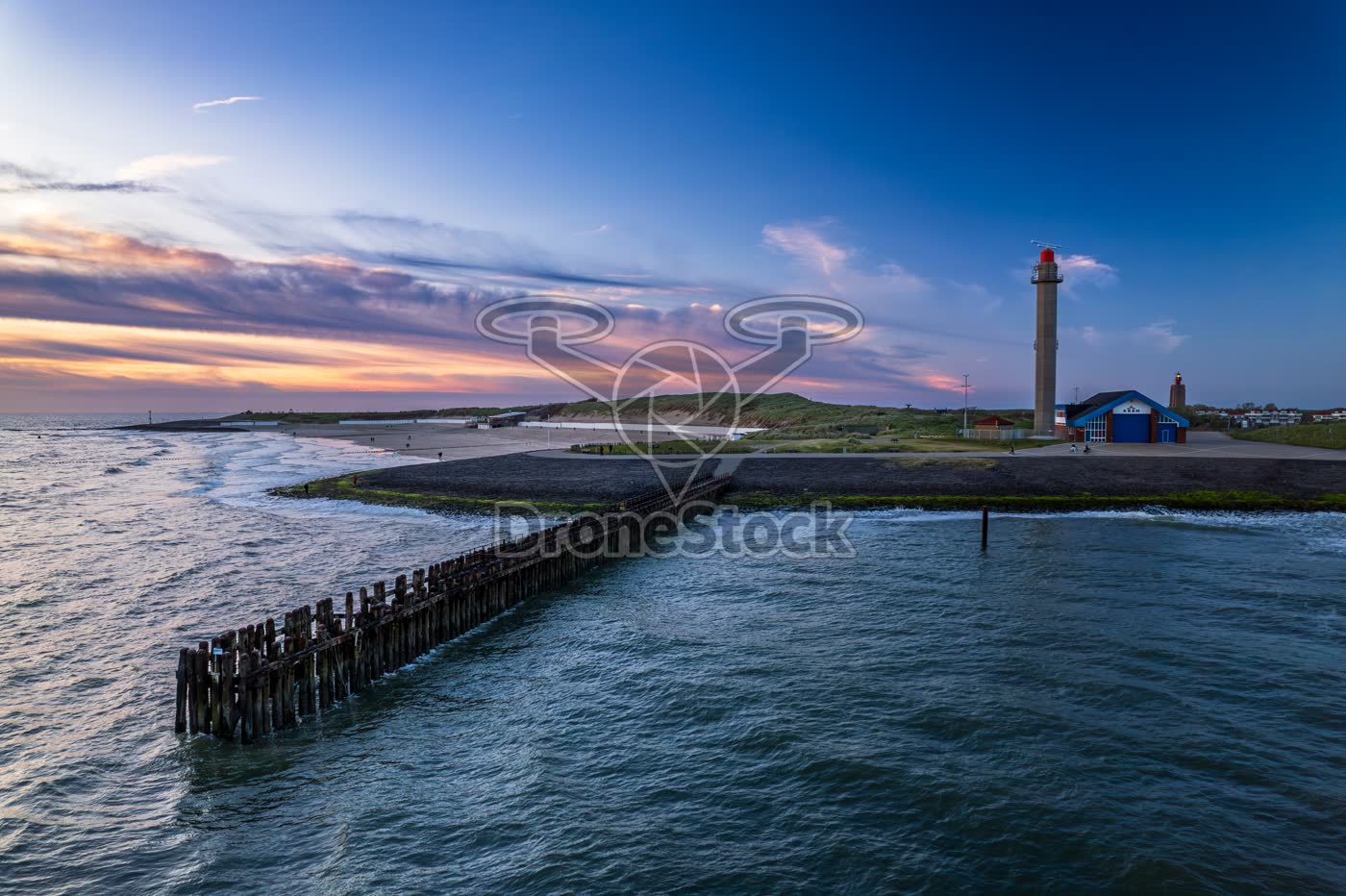 Houten steiger in de Noordzee bij KNRM station Westkapelle