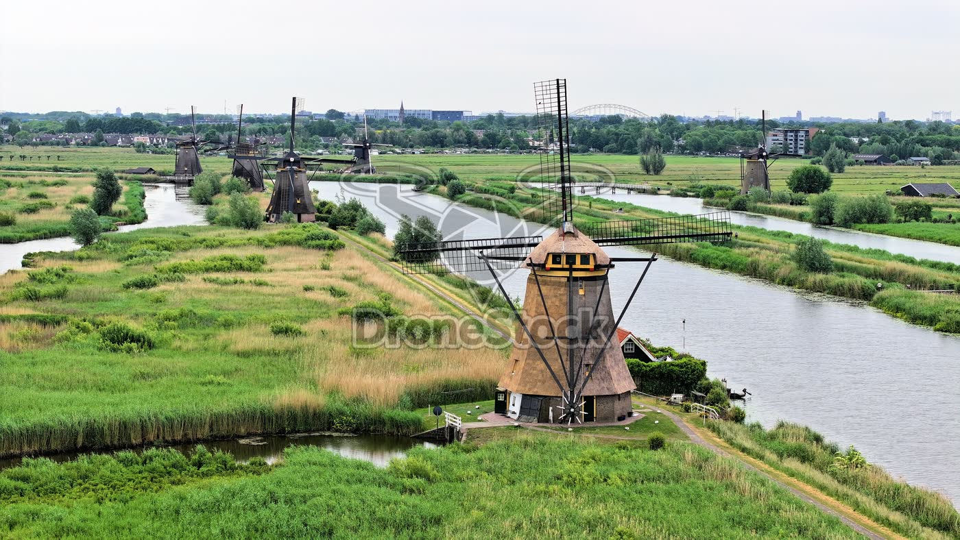 Windmolens bij Kinderdijk langs water