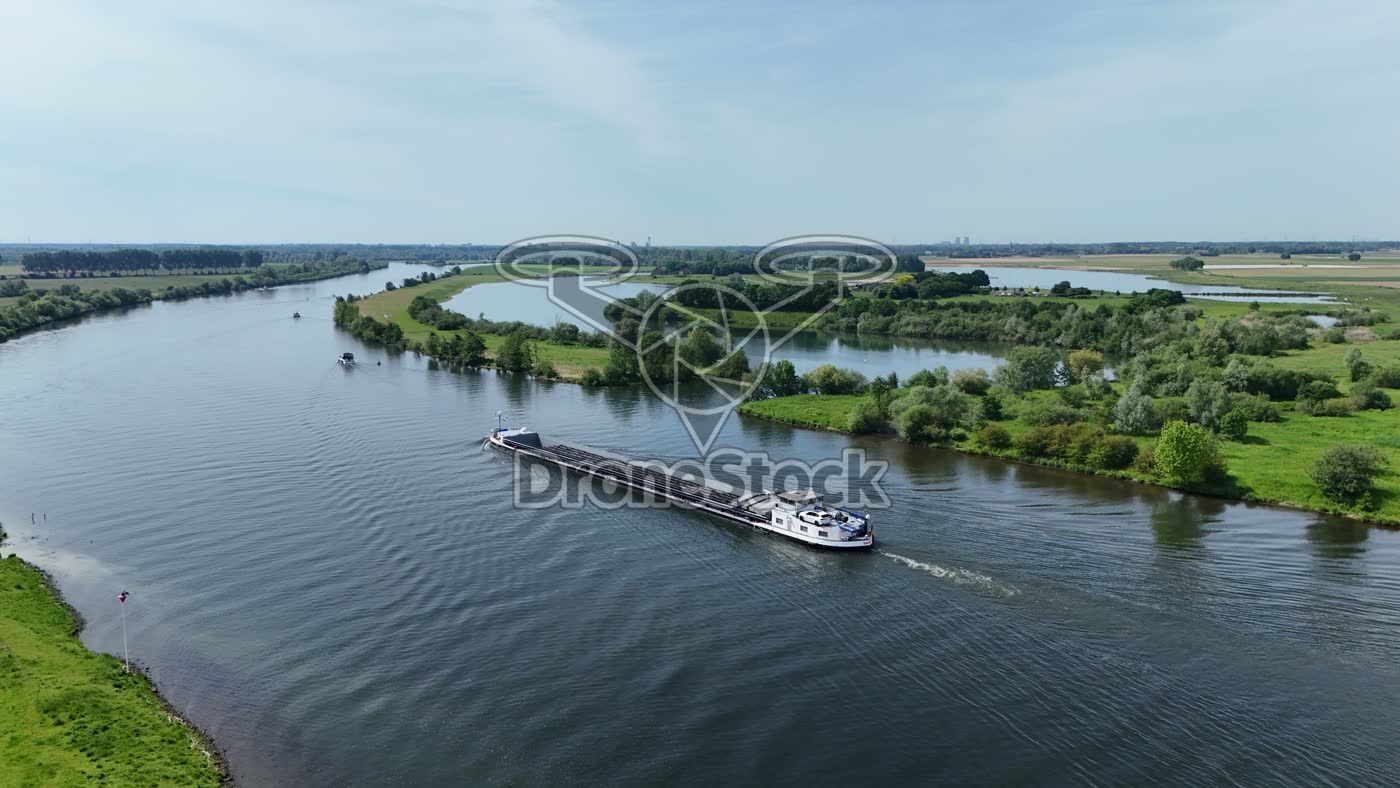 Binnenschip op de Maas, Beesel