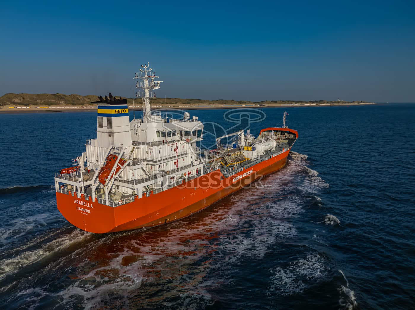 Achterzijde van schip Arabella voor de kust bij het Zeeuwse Zoutelande