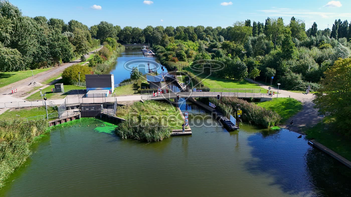 Sluis en brug in Almere