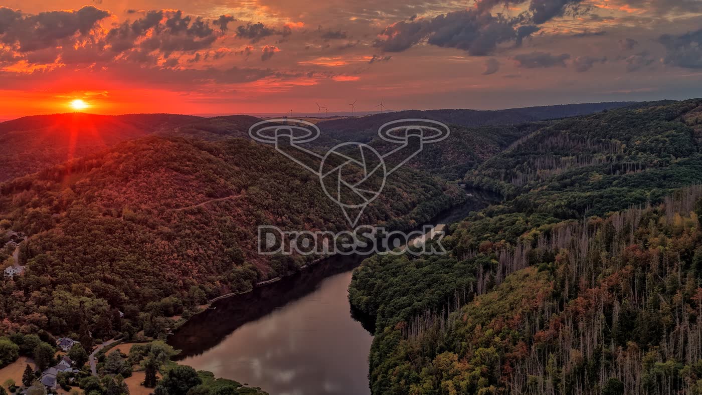 Kronkelende rivier bij zonsopkomst