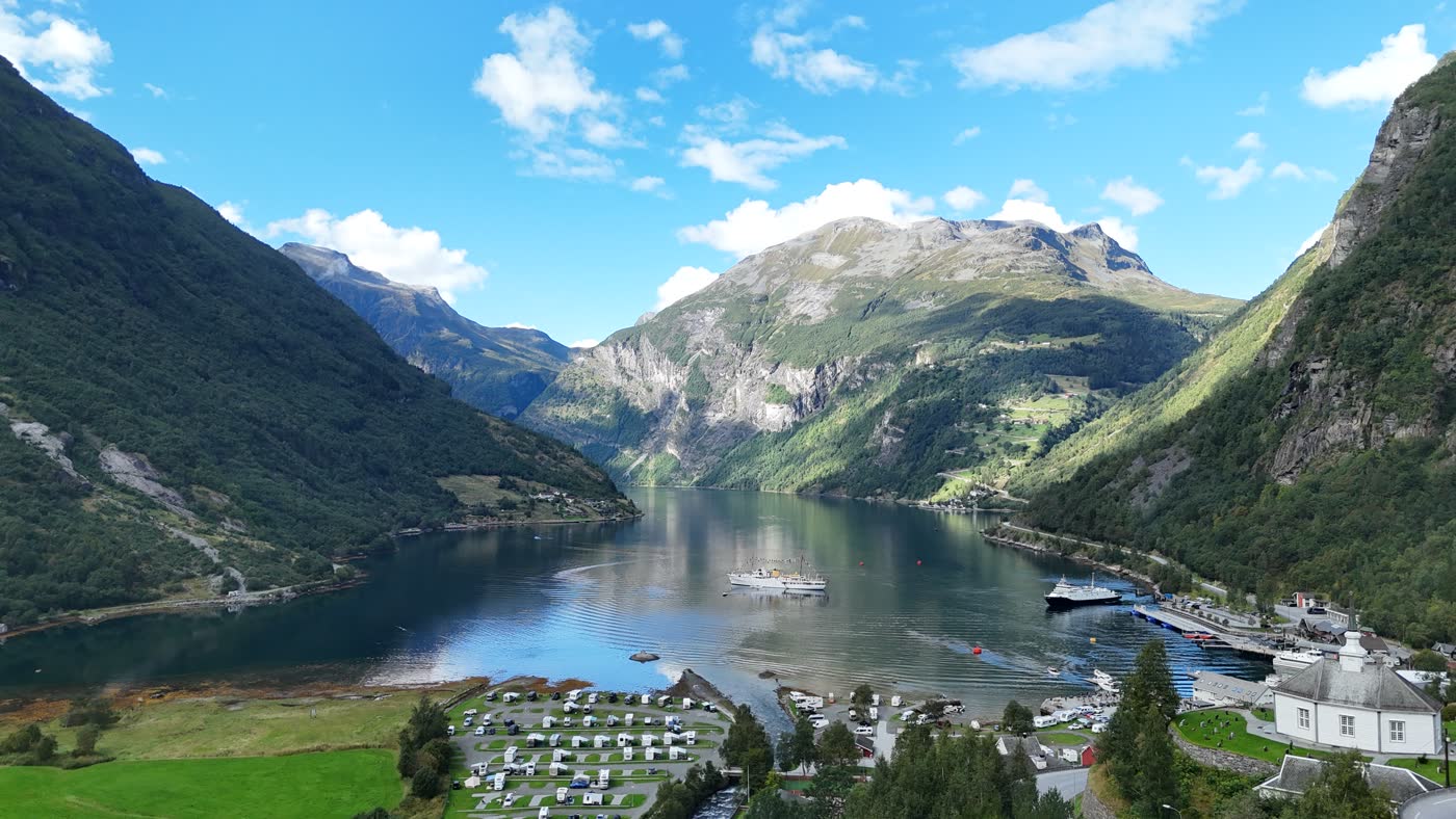 Geirangerfjord met cruiseschepen en camping