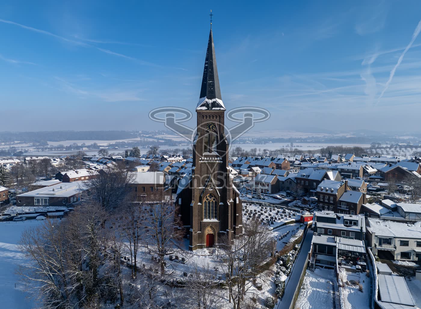 Panoramisch vooraanzicht op de Sint-Martinuskerk van Vijlen in de sneeuw