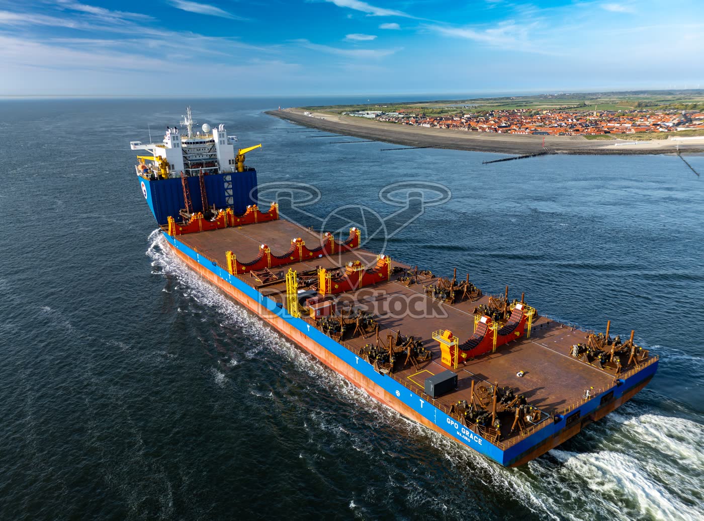 Vogelperspectief op zwaarliftschip GPO Grace en de dijk van Westkapelle