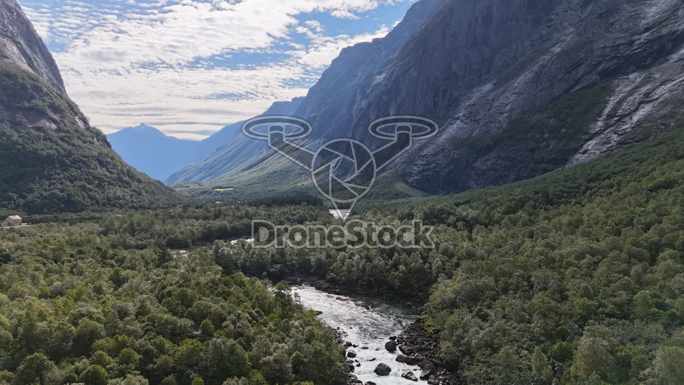 Trollveggen, vallei met rivier bij Rauma