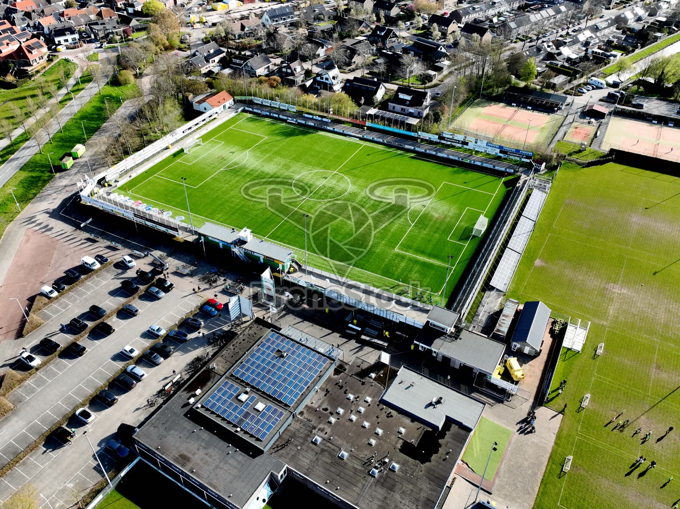 Voetbalveld Genemuiden met tribune