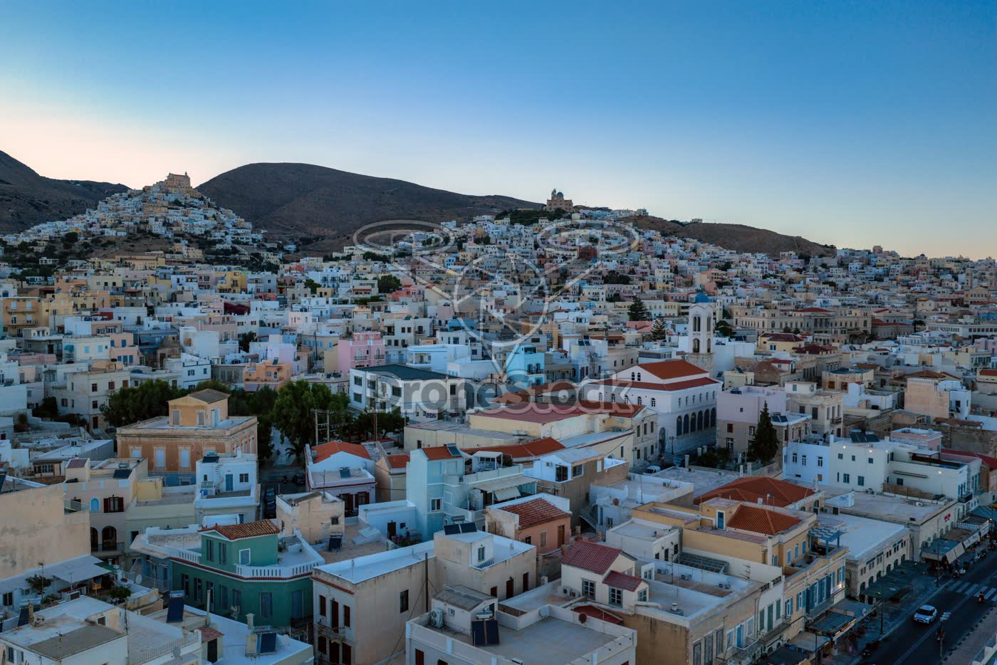 Panoramisch uitzicht op de historische heuvelarchitectuur van Ermoupoli op het eiland Syros
