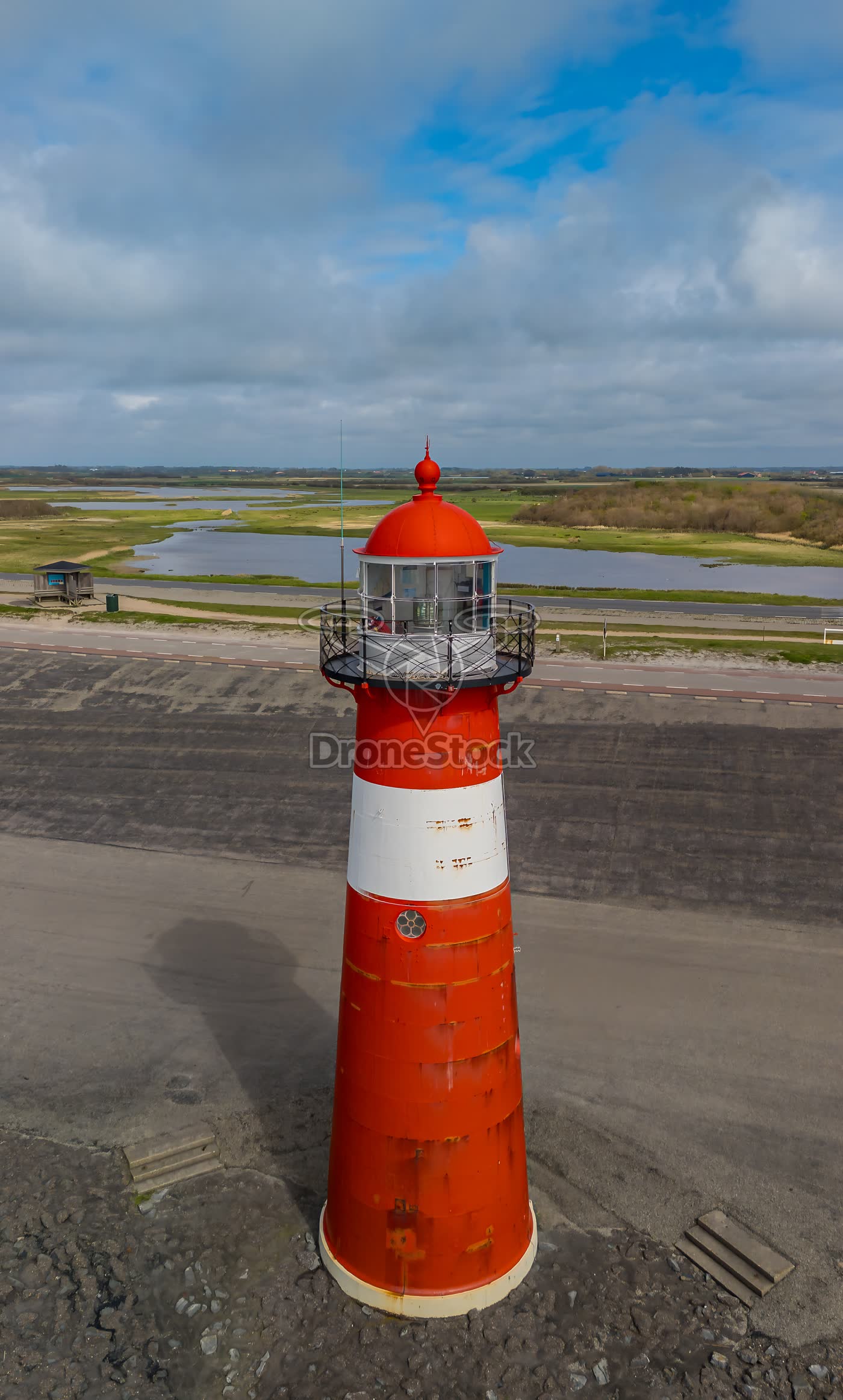 Rode vuurtoren aan kust kust van Westkapelle