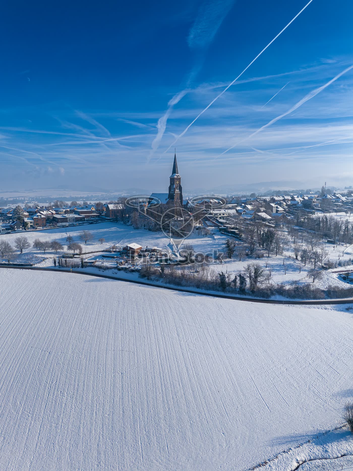 Vijlen met de Sint-Martinuskerk in een besneeuwd heuvellandschap