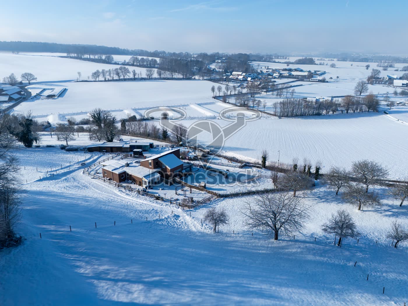 Winterzon over vrijstaande woning en velden in Vijlen