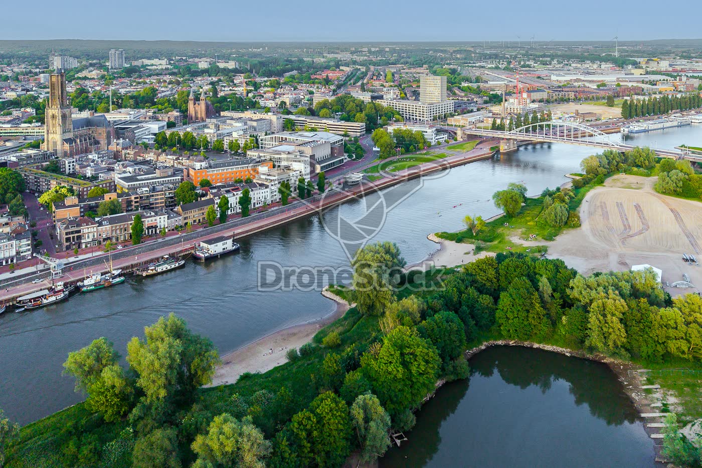 Eusebiuskerk en John Frostbrug in Arnhem Nederland