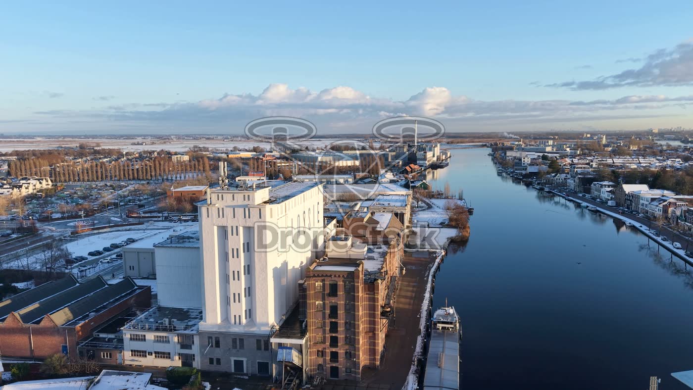 Lassie-fabriek aan de Zaan bij Wormer 3